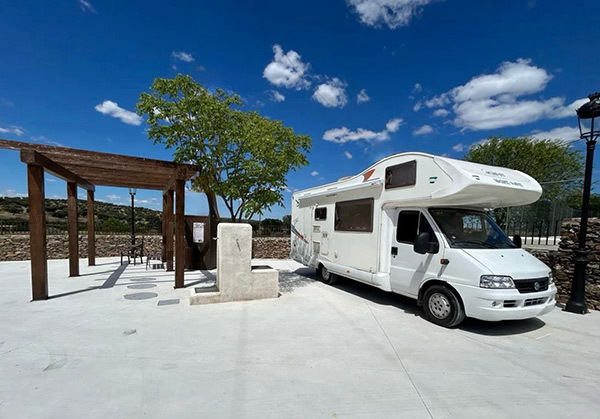 area-autocaravanas-aldeacentenera-encaravana-nl